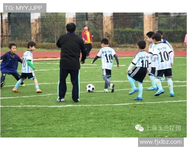 足球明星的独特挂饰背后故事与时尚风潮的完美结合