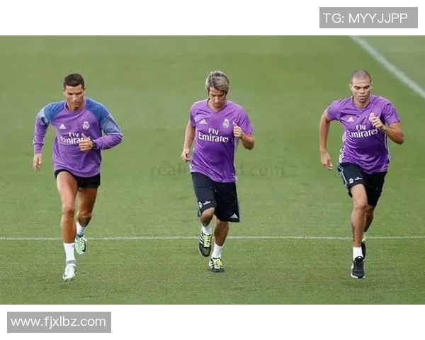 足球明星的时尚选择揭秘他们穿着的裤子与成功之间的关系